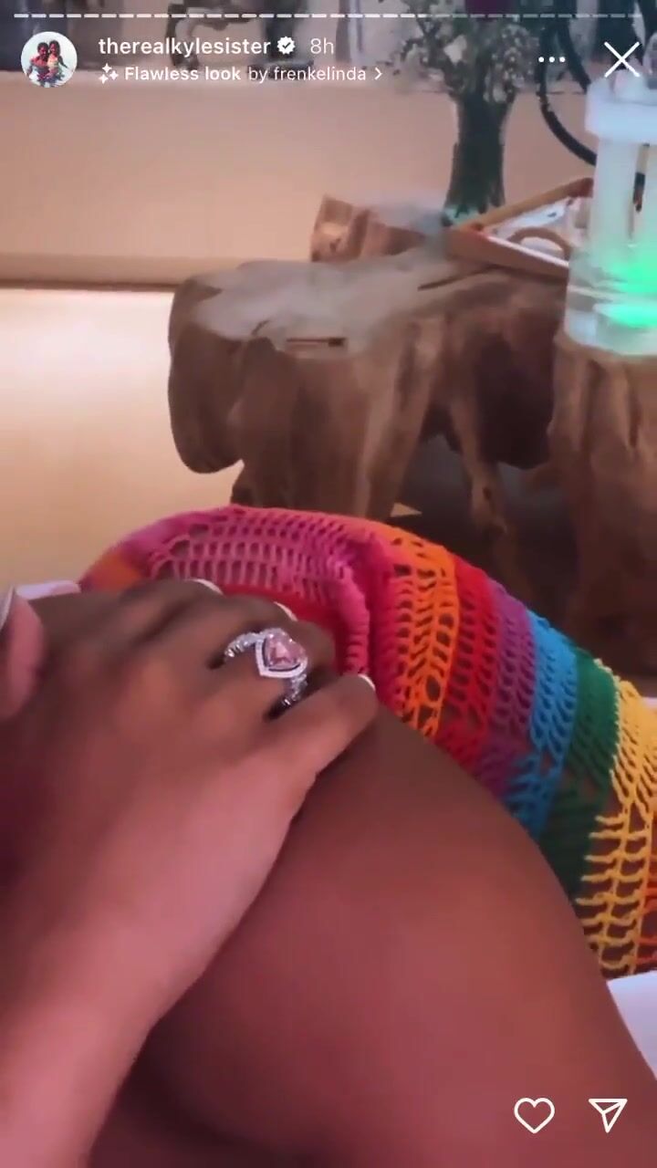 Ari Fletcher shows off her twerking skills with that big ass