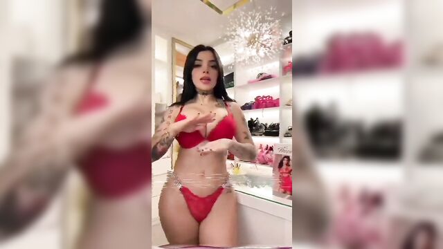 The mexican beauty karely ruiz has a great ass to fuck