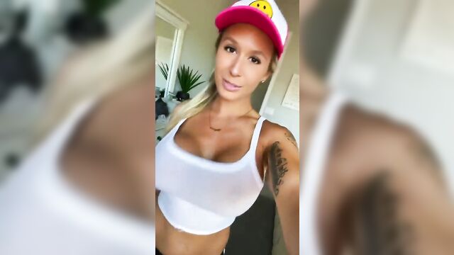Ari's zona is very fond of intense sex