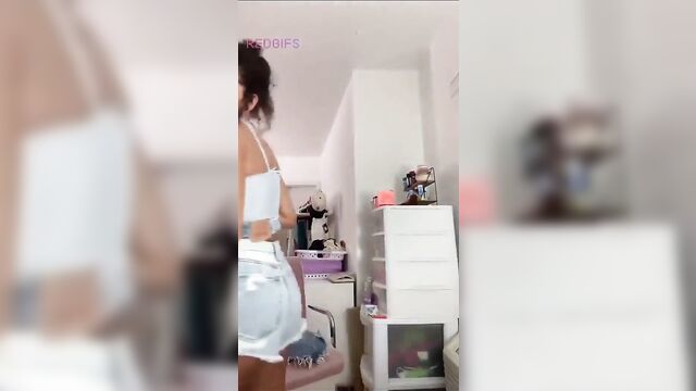 Accidental exposure of the nipple during the stream on tiktok