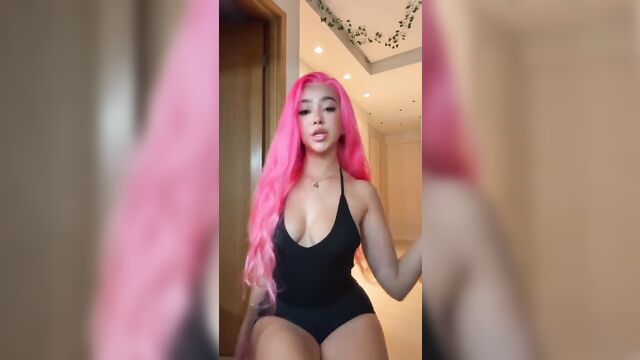 A delicious brazilian girl shows her ass rolling on instagram