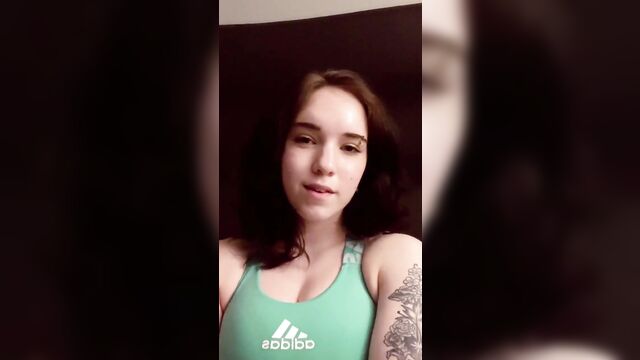 A muscular fit babe named amber flexes on tik tok