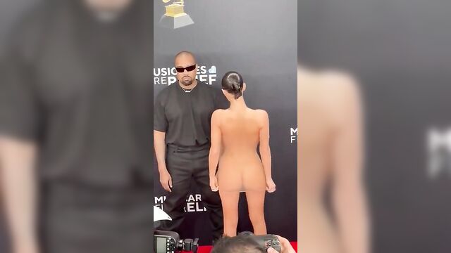 Kanye west makes public nudity with his hot girlfriend