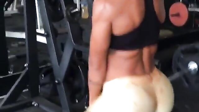 Fitness babe sonia nia isaza shows off her big boobs and muscles