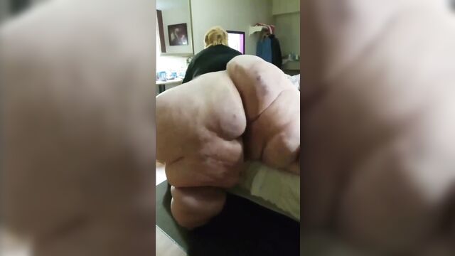 Fat ssbbw bobs her massive ass up and down