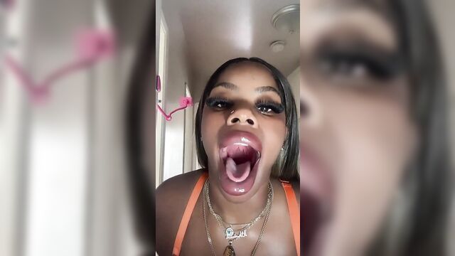 Juicy lips and big pussy to fuck with an ebony beauty