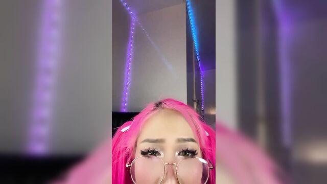 An asian woman with big lips made a funny blowjob