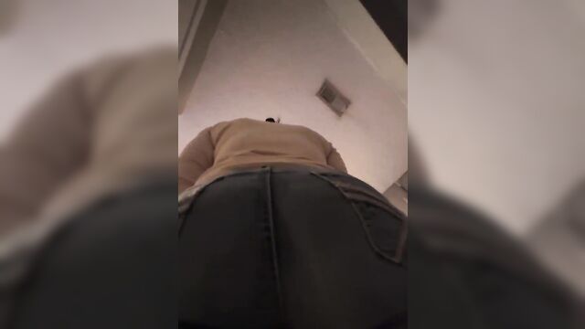 Cuckold mom gets her ass creepshotted while she remains unaware of it all