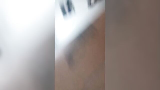 Casada sentou nua em cima da mesa para mostrar seu corpo brasileiro