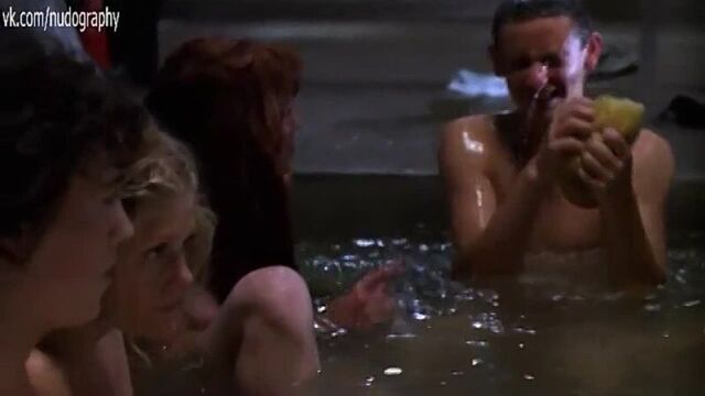 Голые актрисы в ванной в фильме "троглодиты" (teenage caveman, 2001)