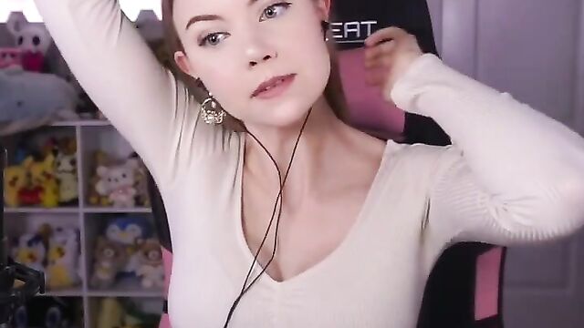 Fat titties action with dizzykitten in twitch clips
