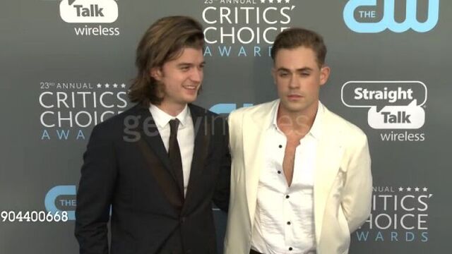 Дейкр монтгомери и джо кири на ковровой дорожке премии «critics choice awards 2018» [11.01.18]