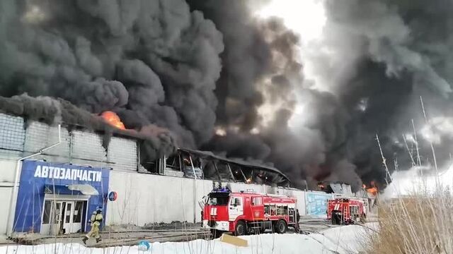 У пожарных кончился воздух. погибли. пожар на склад "автотрейд" красноярск 3.02.2021