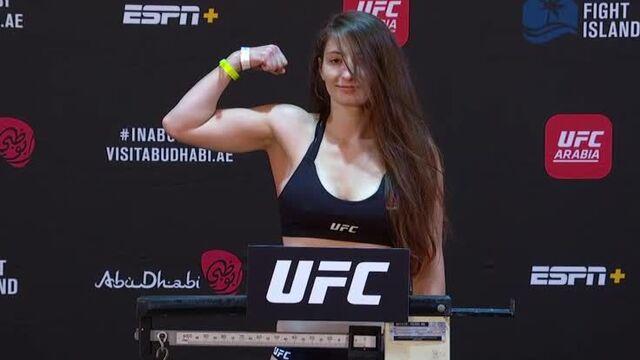 Лиана джоджуа на взвешивании перед ufc бойцовский остров 1: кэттер vs иге