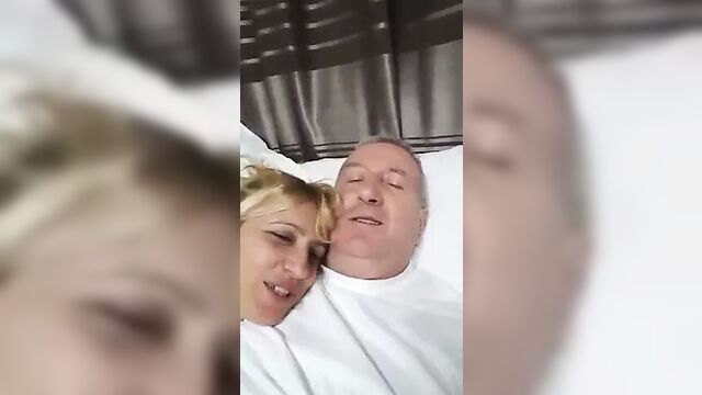 Kurva qihet me lek