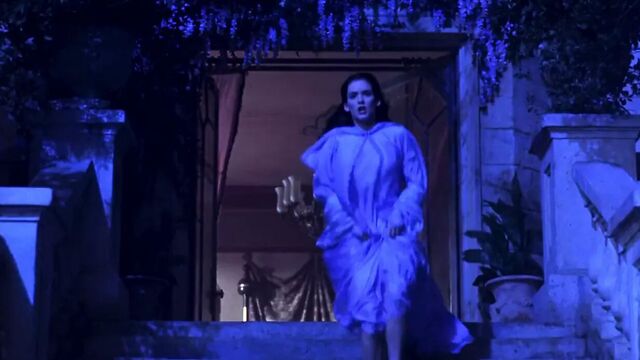 Sadie frost, winona ryder - ''bram stoker's dracula'' 02
