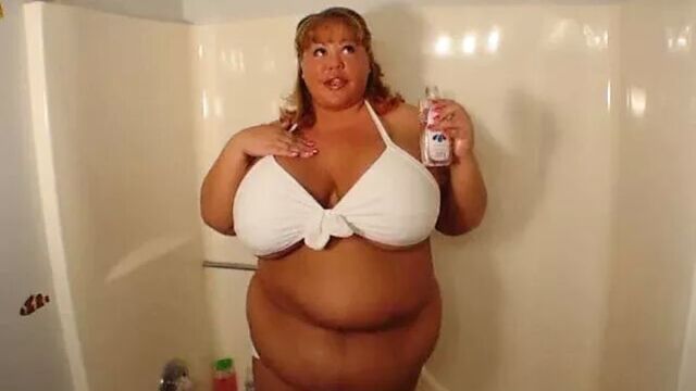 Bbw gets oiled up