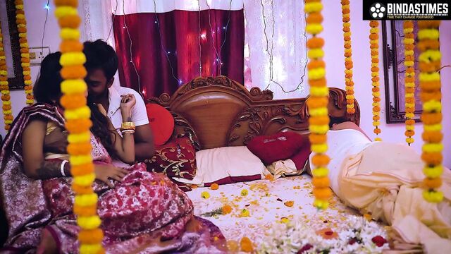 Desi dulhan ki pahali suhagraat pati ko sulakar apne boyfriend ke sath kia chodon chudai ( hindi audio )