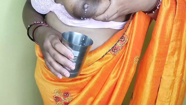 Naukrani ne apne dudh ka chai banaa ke malik ko khush kiya