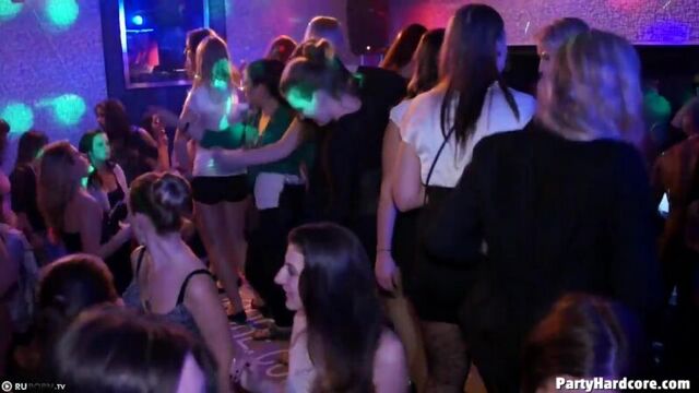 В ночном клубе девки и пацаны устроили оргию и перетрахались. порно, sex, xxx, секс.","duration":