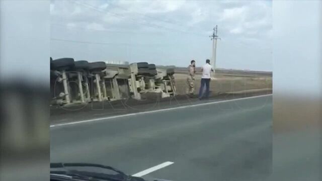 На трассе оренбург — орск большегруз слетел в кювет и перевернулся. источник: orsk ru
